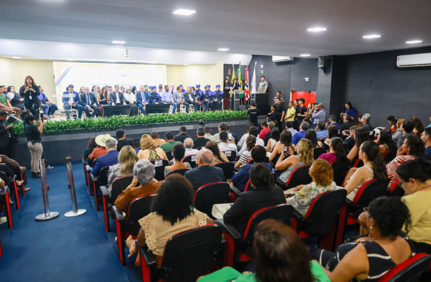 Governador Carlos Brandão anuncia investimentos, reconduz reitora da Uemasul e recebe título de Doutor Honoris Causa