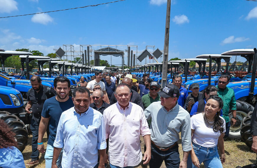 Brandão entrega 150 tratores e 88 retroescavadeiras para fortalecer agricultura familiar e municípios